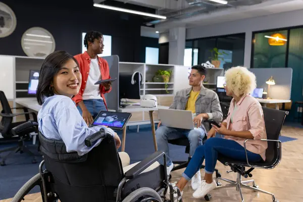 Kobieta patrząca przez okno, zamyślona nad swoją przyszłością finansową